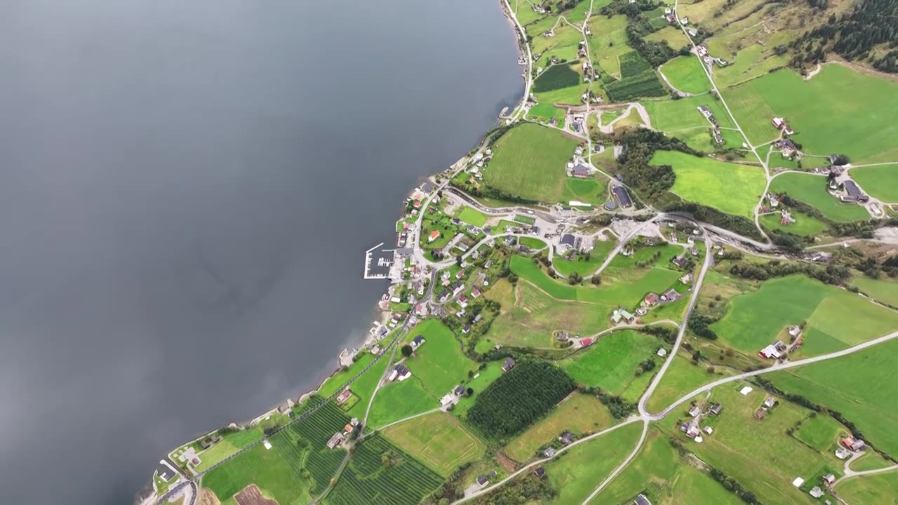 北欧挪威，松恩-菲尤拉讷郡——北峡湾（innvikfjorden）于特维克（Utvik）航拍视频素材