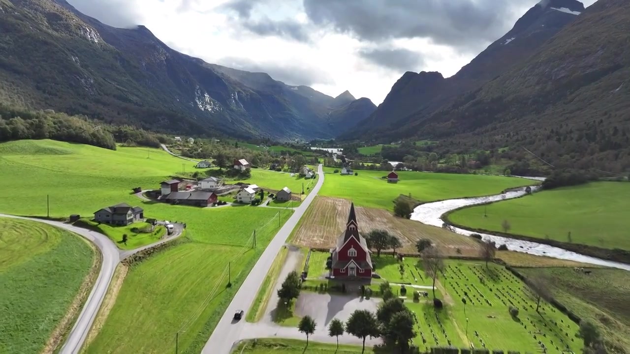 北欧挪威，松恩-菲尤拉讷郡（因维克）Innvikfjorden——奥尔登Olden小镇教堂航拍视频素材