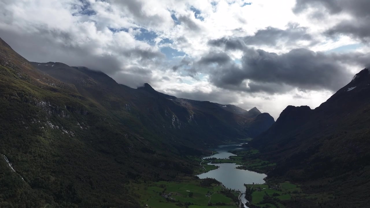 北欧挪威，松恩-菲尤拉讷郡（因维克）Innvikfjorden——奥尔登Olden小镇航拍视频素材