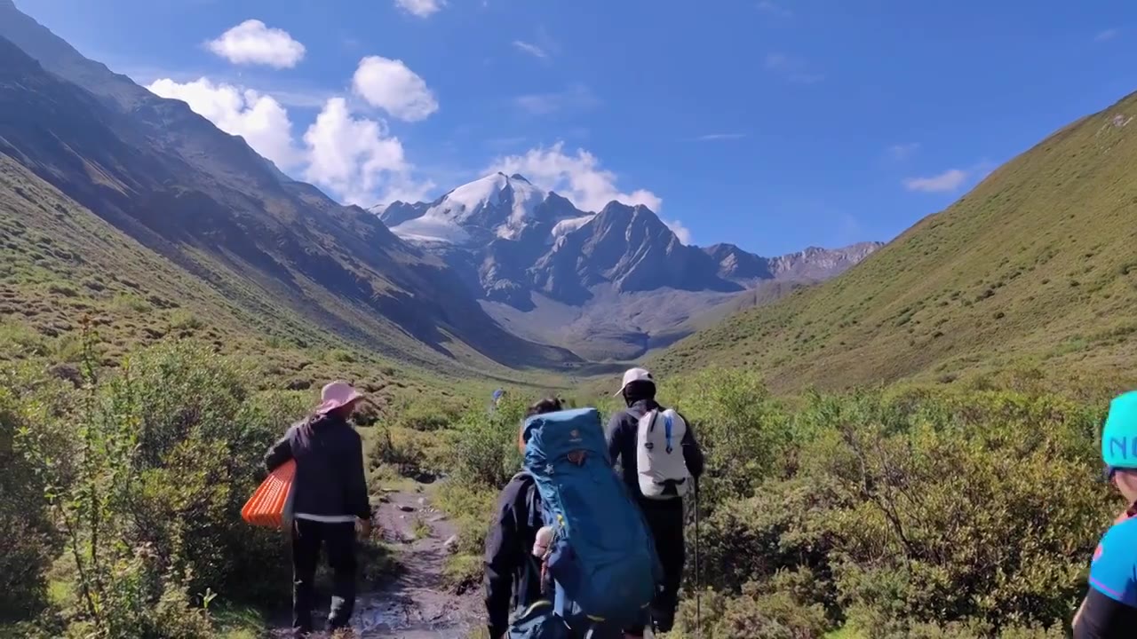 乌库楚雪山登山者行走在山林间视频素材