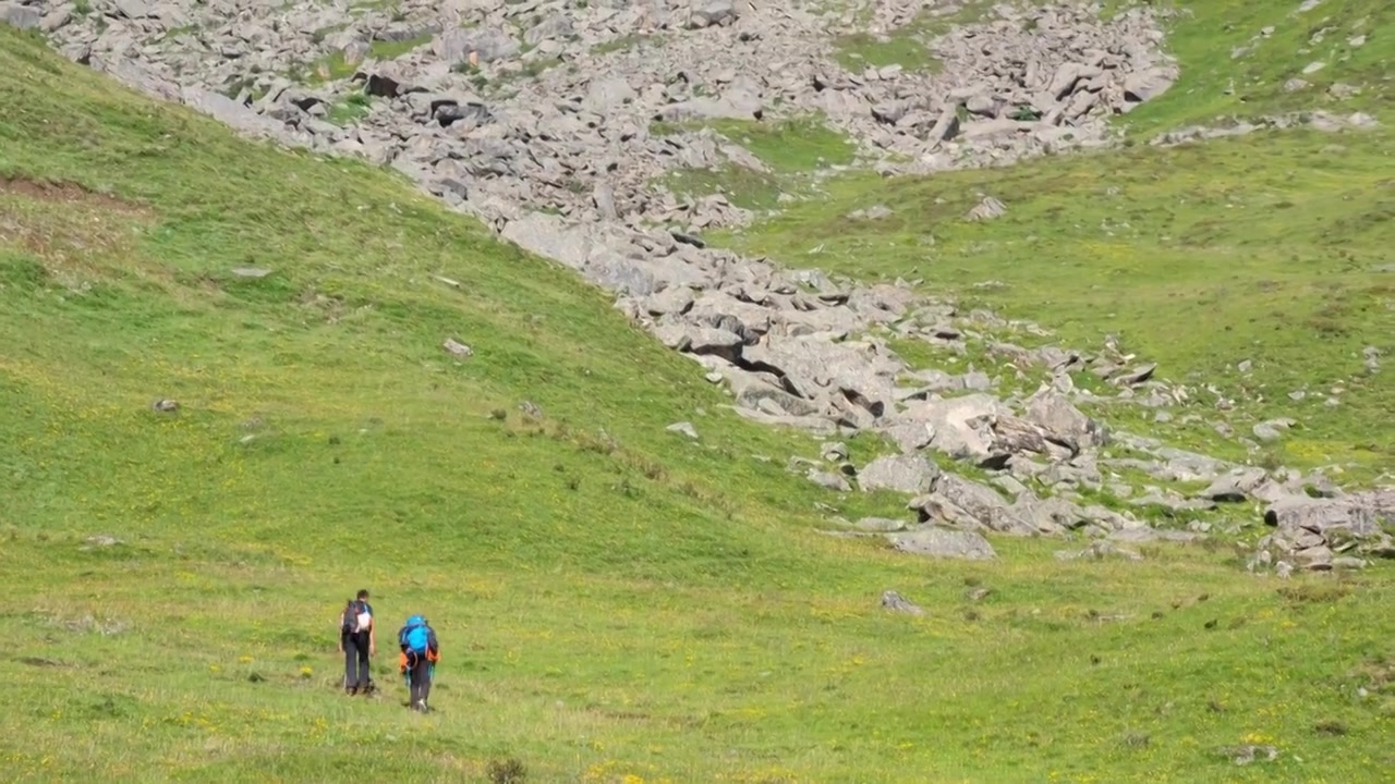 攀登丹巴县主峰夏羌拉雪山的登山者视频素材