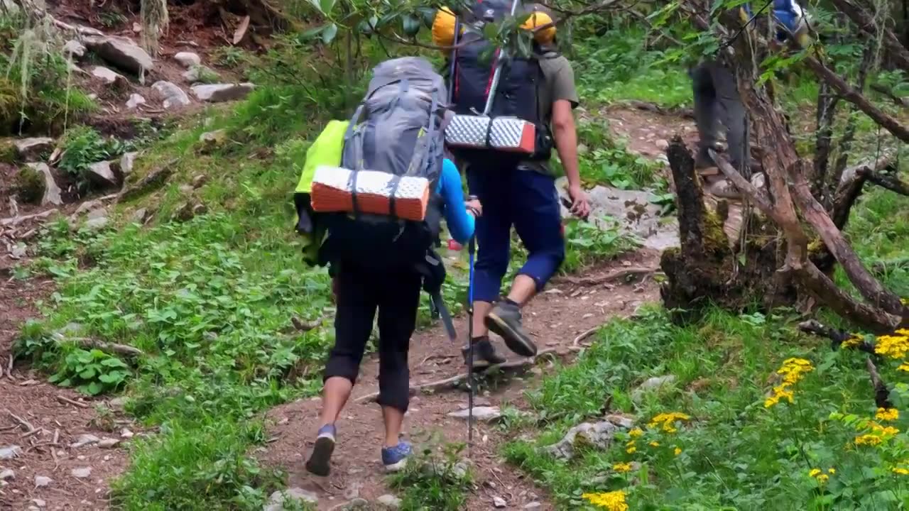 四川甘孜葫芦海徒步旅行的户外运动爱好者视频素材