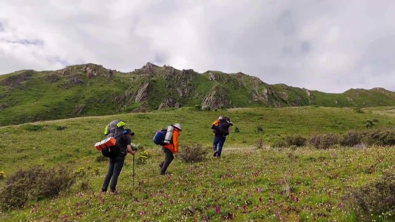 户外运动爱好者在雅克夏雪山徒步视频素材