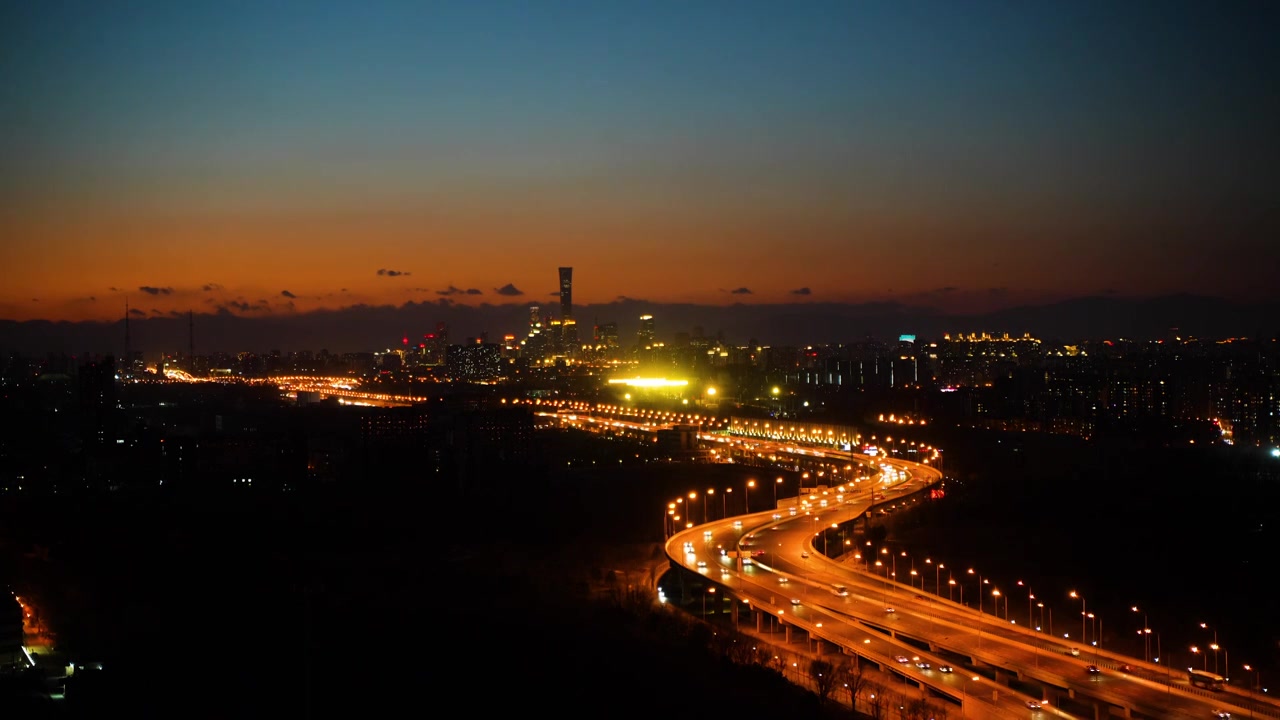 夜晚繁荣都市车流北京城市交通车流S弯视频素材