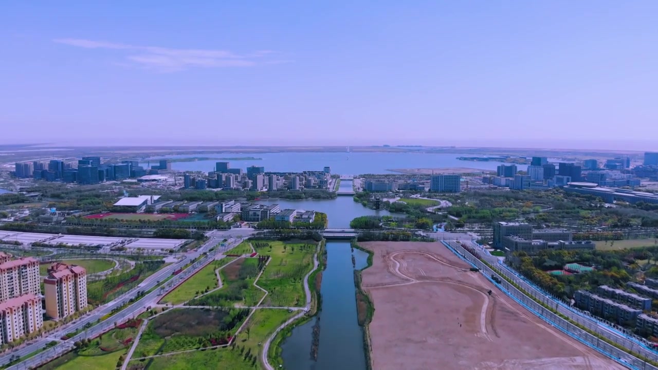 航拍蓝天白云远眺上海临港滴水湖远景空境视频素材