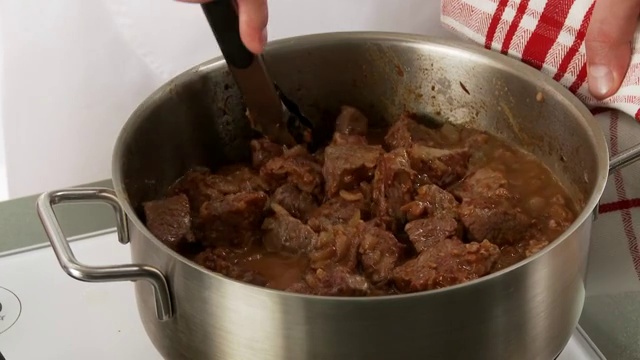 炖牛肉与肉汤一起冷却视频素材