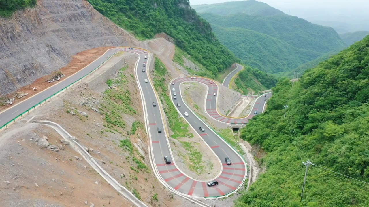 汽车行驶在盘山公路视频下载