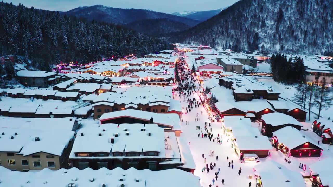 雪乡夜景，夜晚灯火辉煌的中国雪乡，双峰林场夜晚的景观，童话般的冰雪世界视频素材