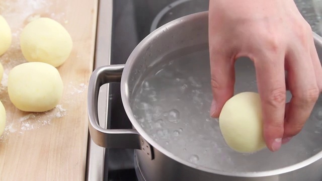 土豆饺子放在盐水里视频素材