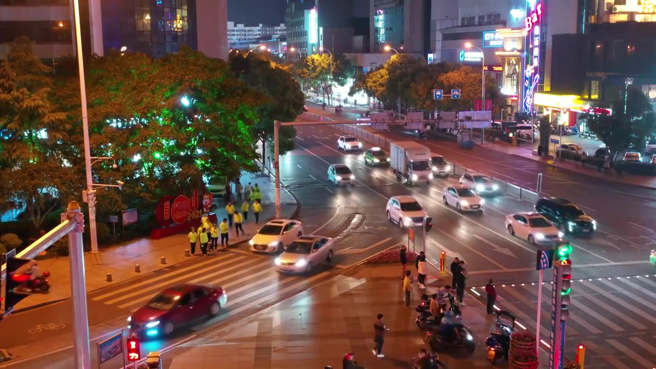 实拍夜跑队伍过马路视频素材