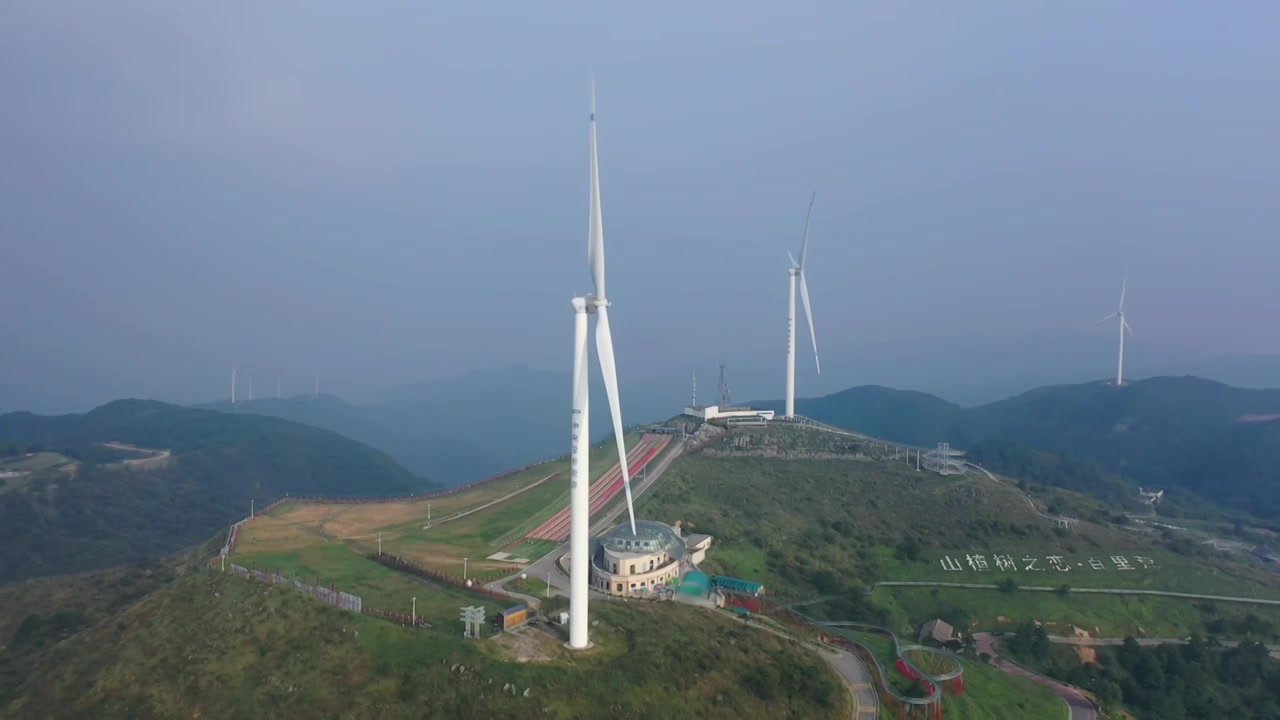 航拍湖北宜昌百里荒高山风力发电机视频下载