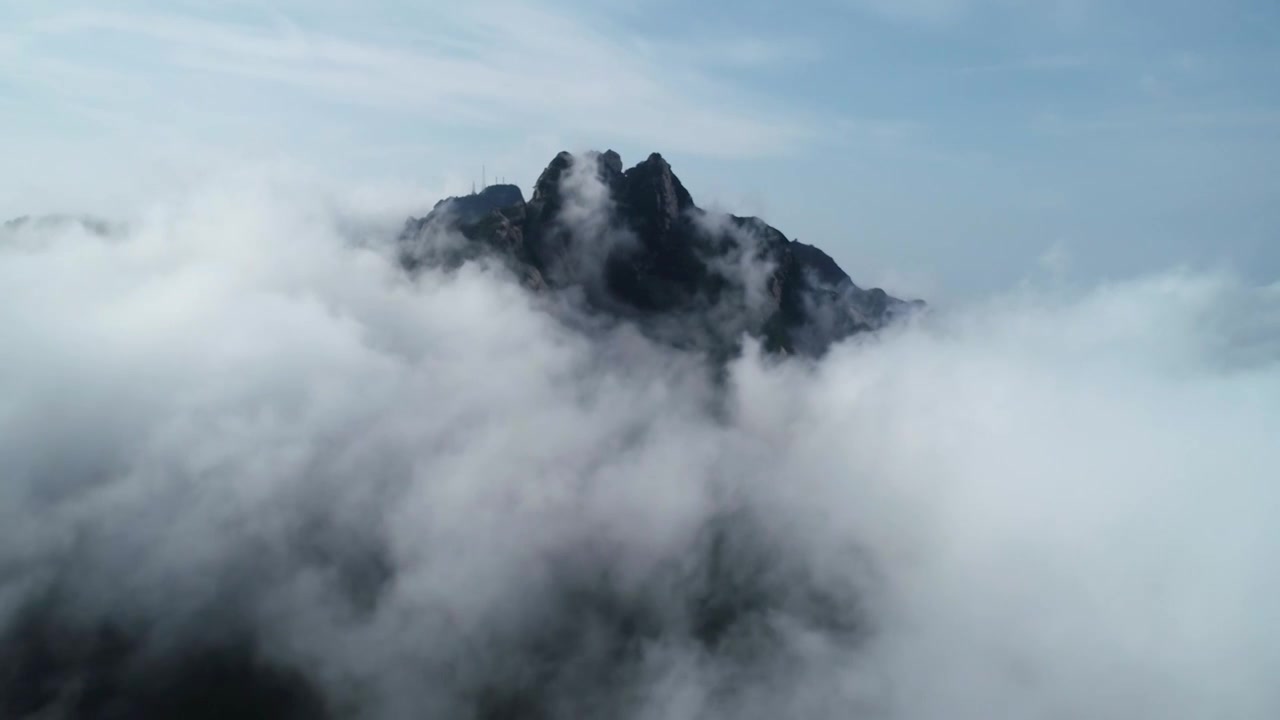 巍巍山峰 云海滚动视频素材