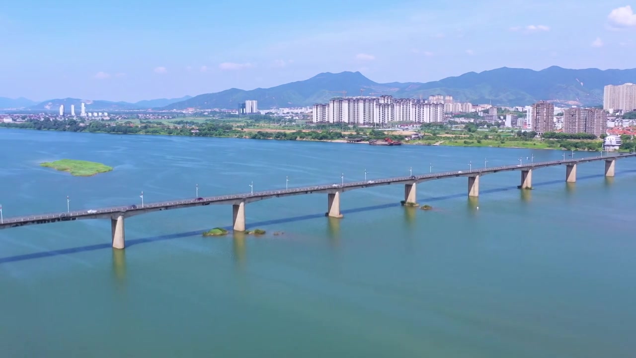 航拍夏天赣江上的江西吉安井冈山大桥视频素材