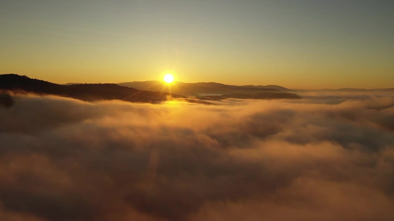 4K太阳日出光线云海云雾高山航拍希望视频素材