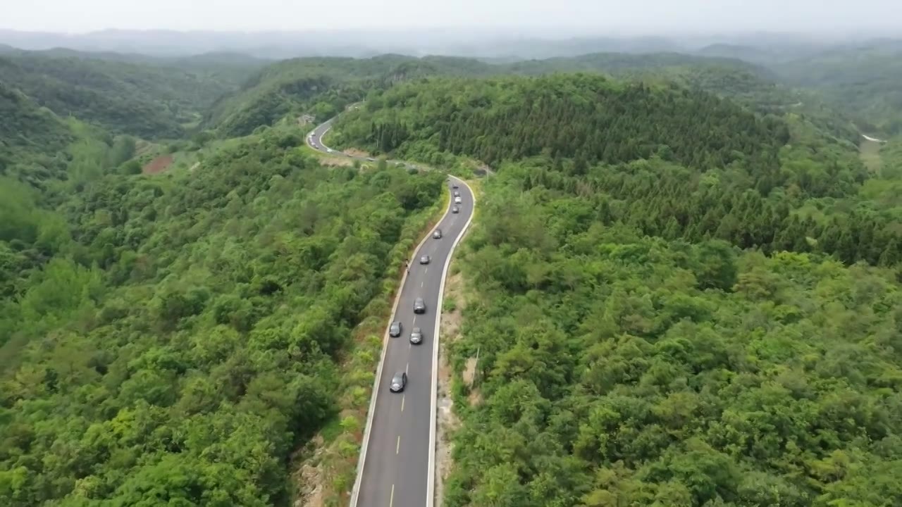 航拍自驾游车队经过美丽乡村盘山公路视频素材