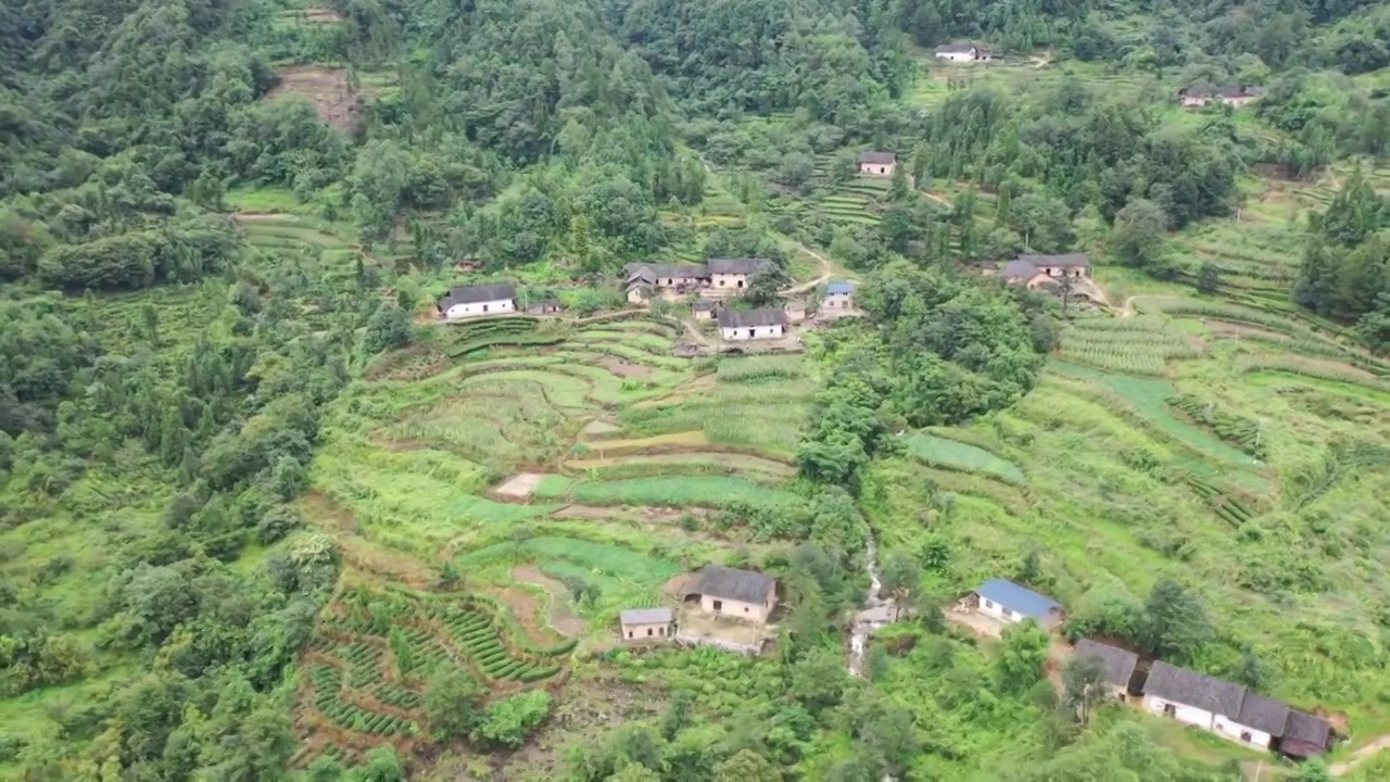 航拍三峡库区深山乡村，宁静秀美视频下载