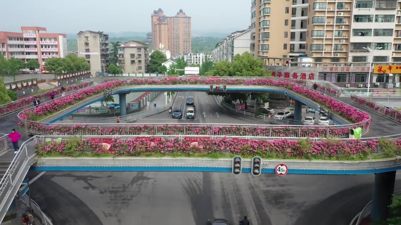 航拍宜昌城市风光，人行天桥开满鲜花视频下载