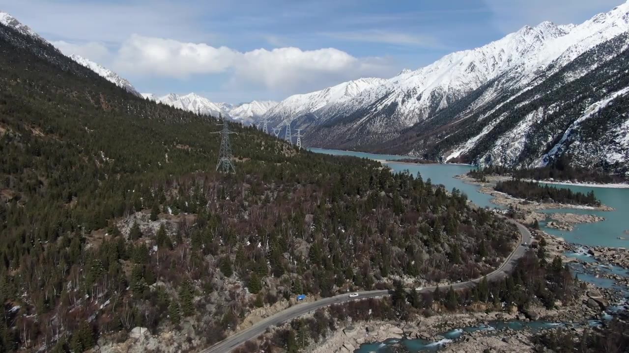 DJI_0027雪山松林道路电力铁塔视频下载