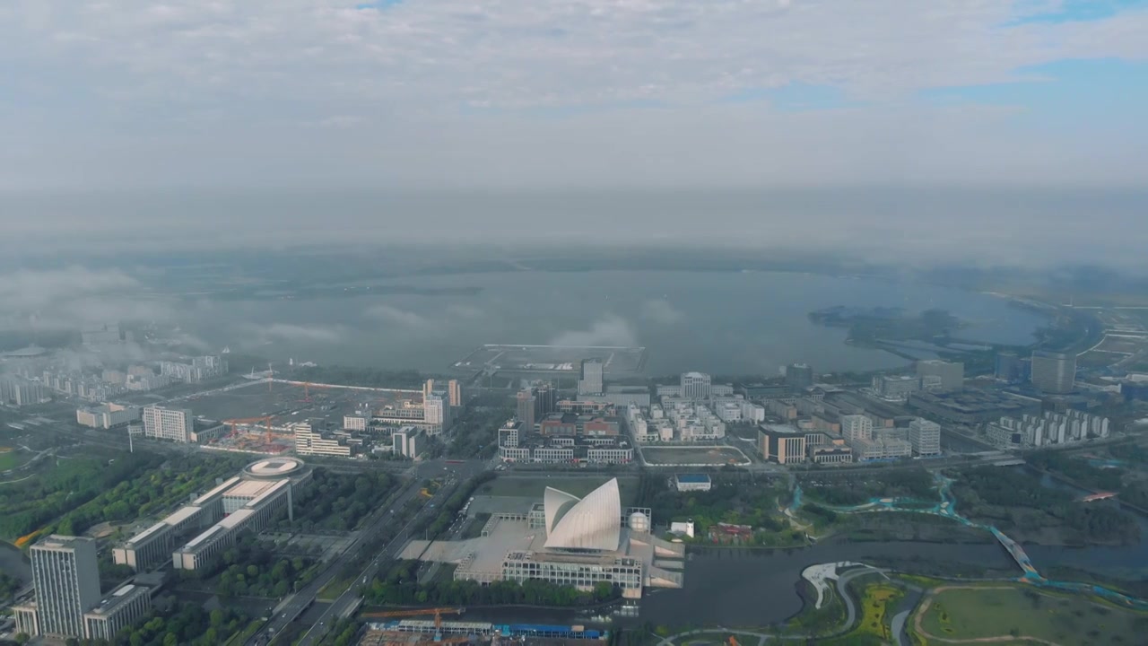 4K航拍上海南汇临港滴水湖起雾全景视频下载