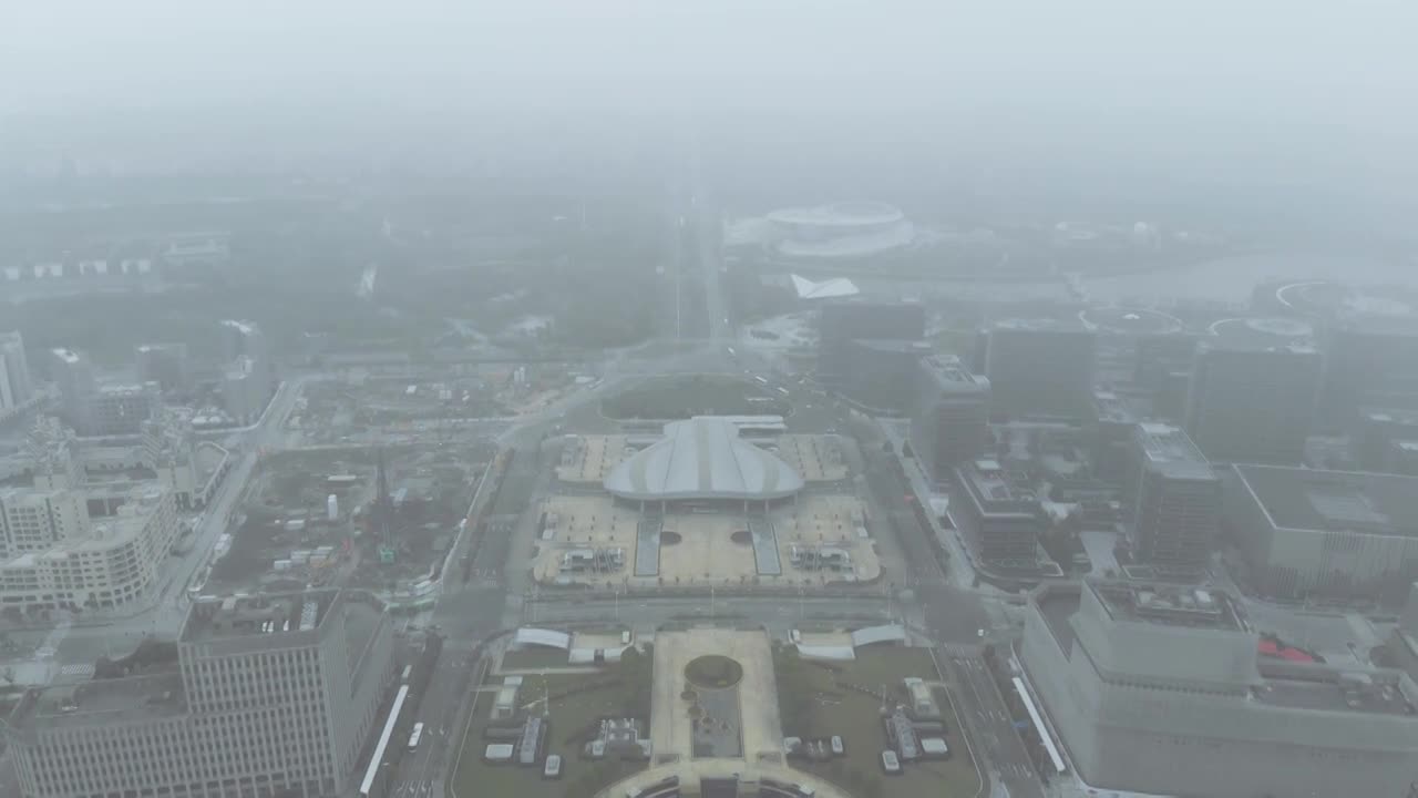 4K航拍阴天平流雾上海临港滴水湖公交枢纽视频下载