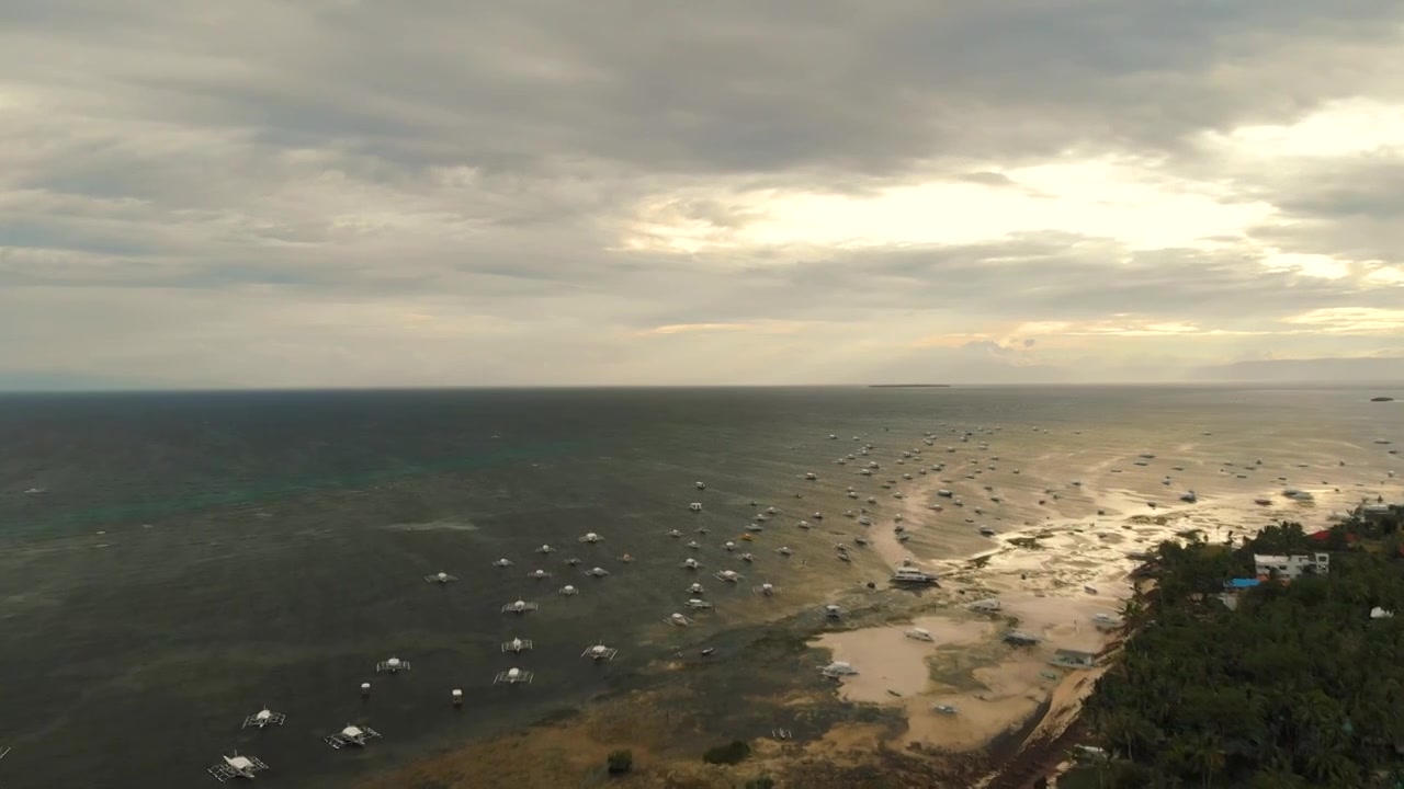 海边滩涂渔船海滩沙滩空境航拍视频素材