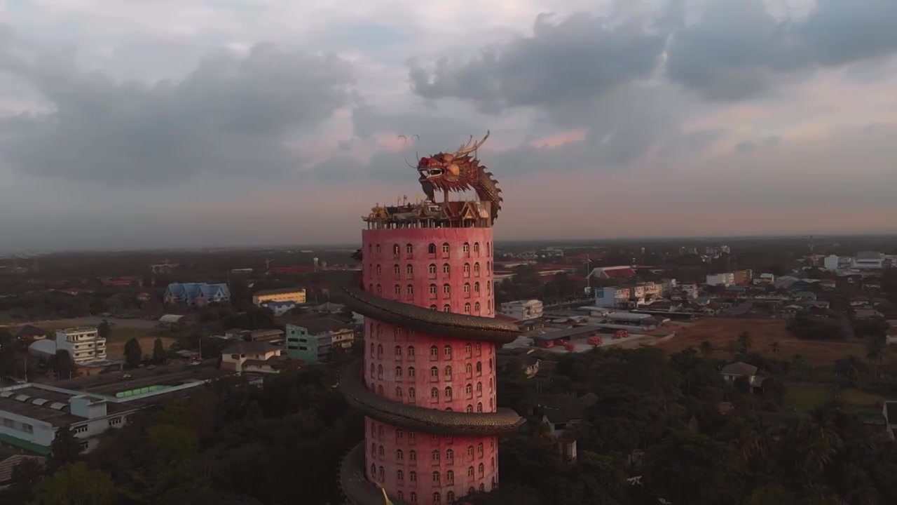 航拍泰国佛统府龙庙巨龙寺庙环绕吞日分镜视频素材