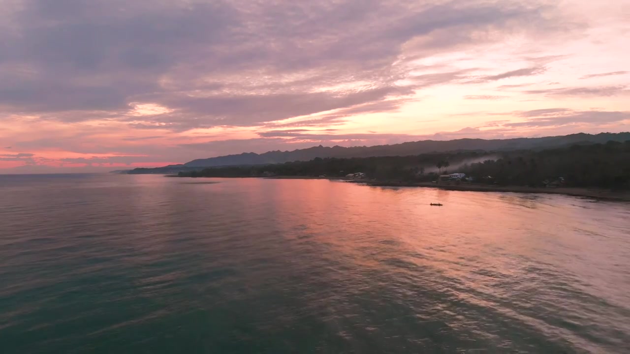 航拍海边日落晚霞海浪沙滩视频素材