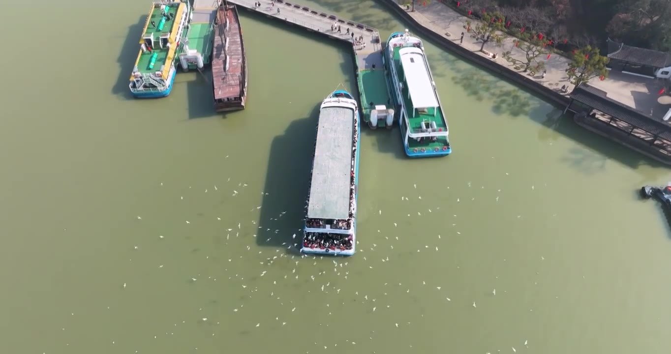 江苏省无锡市太湖鼋头渚风景区游客乘坐邮轮风光视频素材