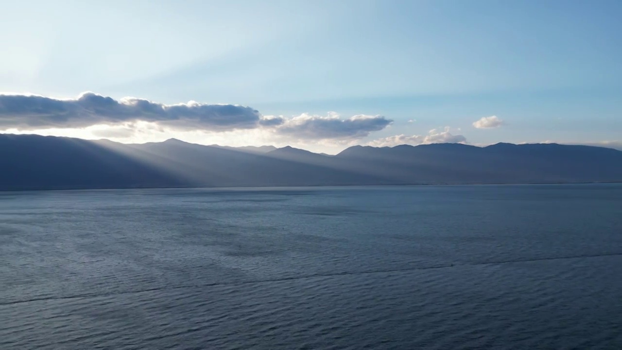 黄昏时分的洱海苍山视频素材