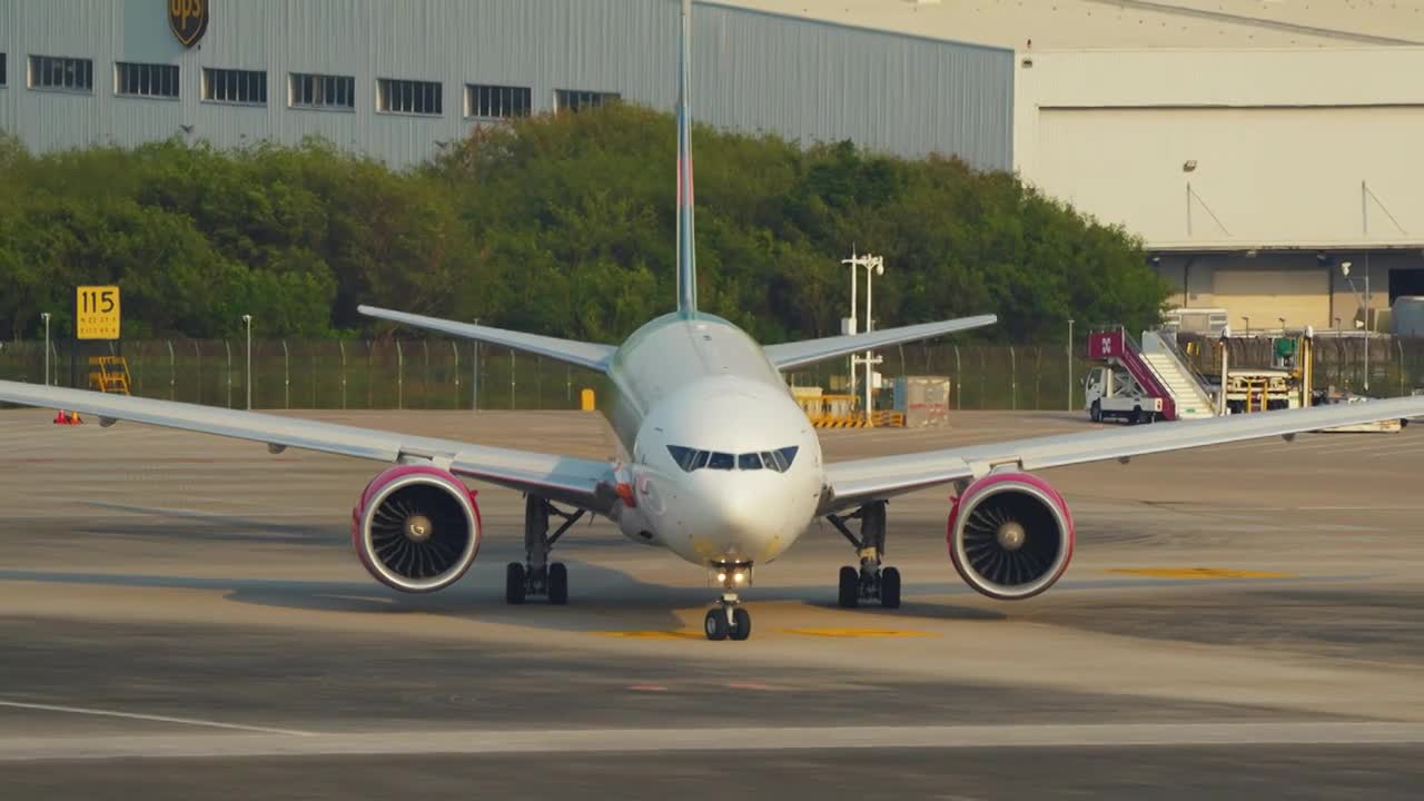 中州航空(云途物流)波音777货机推出滑行起飞过程视频下载