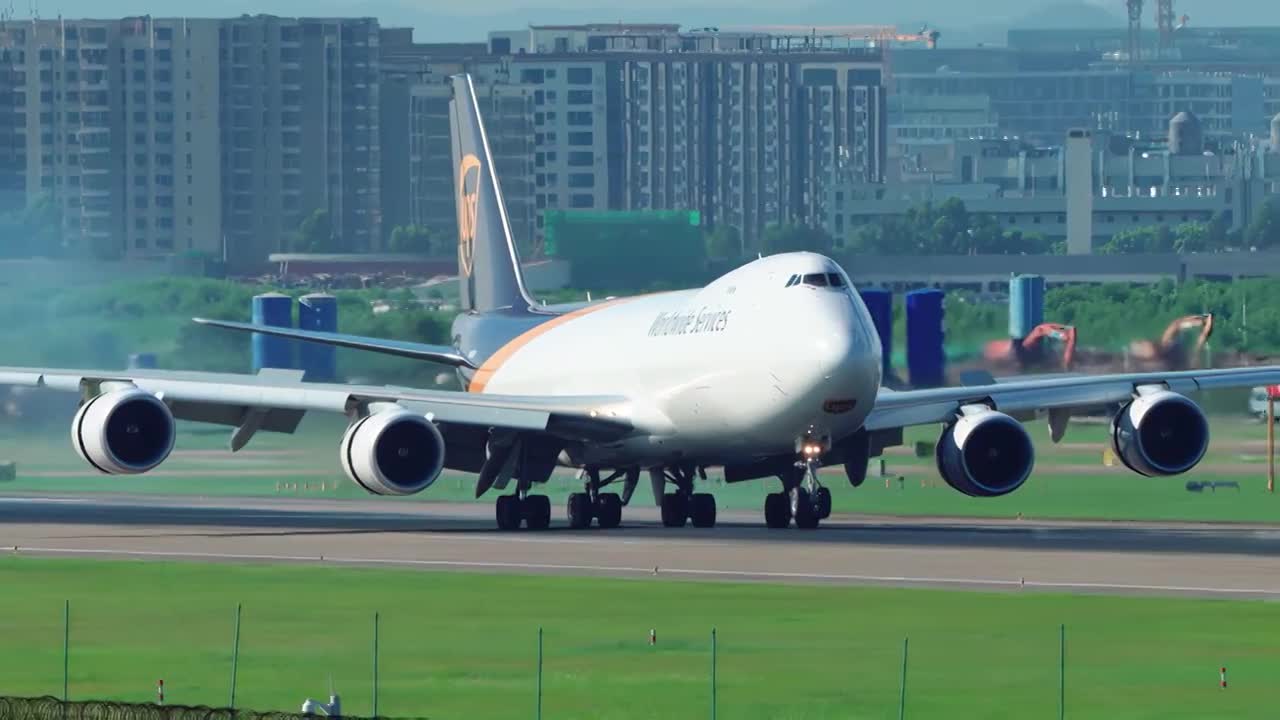 UPS美国联合包裹波音747-8在深圳机场降落起飞视频素材