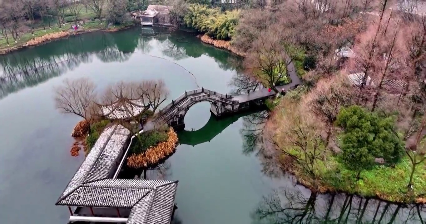 中国杭州西湖浴鹄湾霁虹桥雪景视频素材