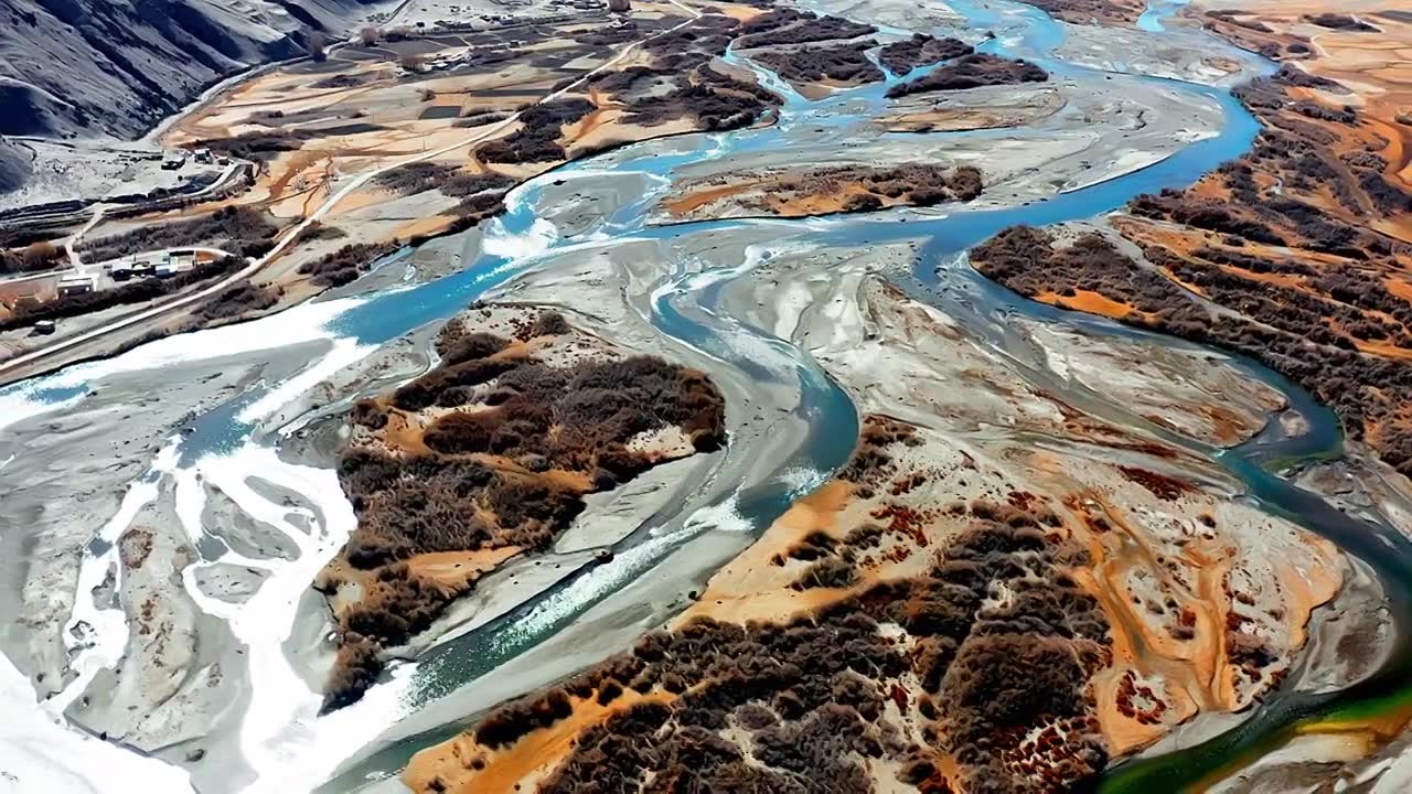 航拍中国新疆喀什地区阿拉尔金草滩湿地与塔什库尔干河视频素材