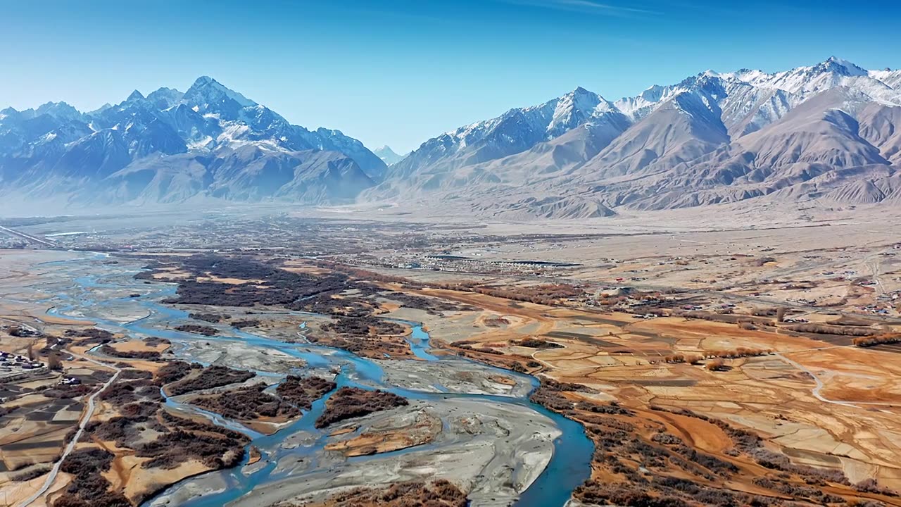 航拍中国新疆喀什地区阿拉尔金草滩湿地与塔什库尔干河视频素材