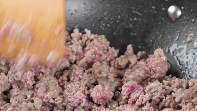 在平底锅里煎的碎肉视频素材