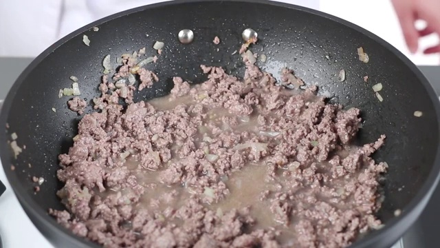 用高汤去釉的碎肉视频素材