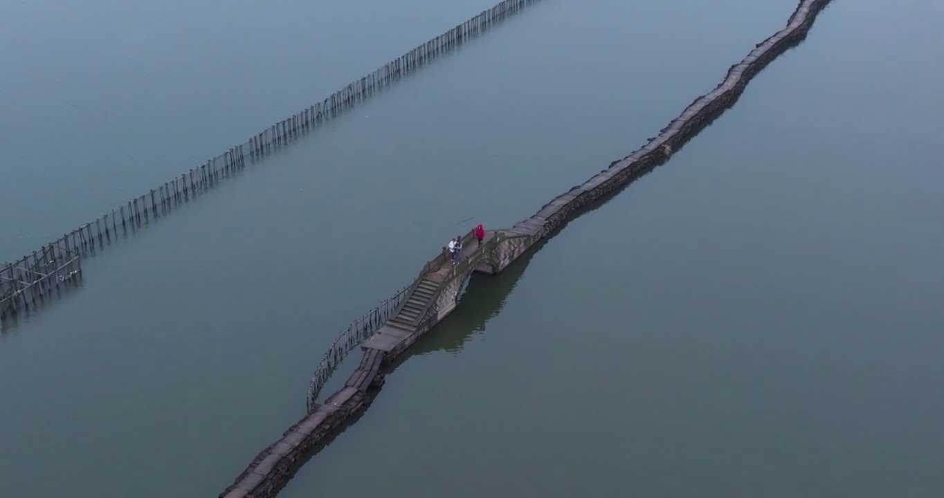 浙江省绍兴犭央犭茶湖古纤道航拍视频素材