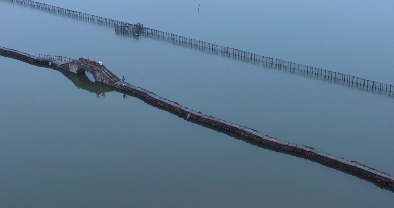 浙江省绍兴犭央犭茶湖古纤道航拍视频素材