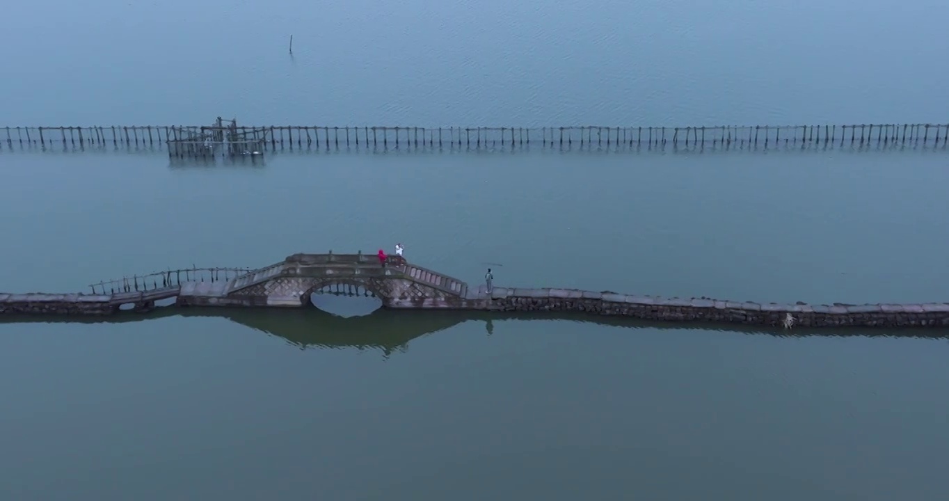 浙江省绍兴犭央犭茶湖古纤道航拍视频素材