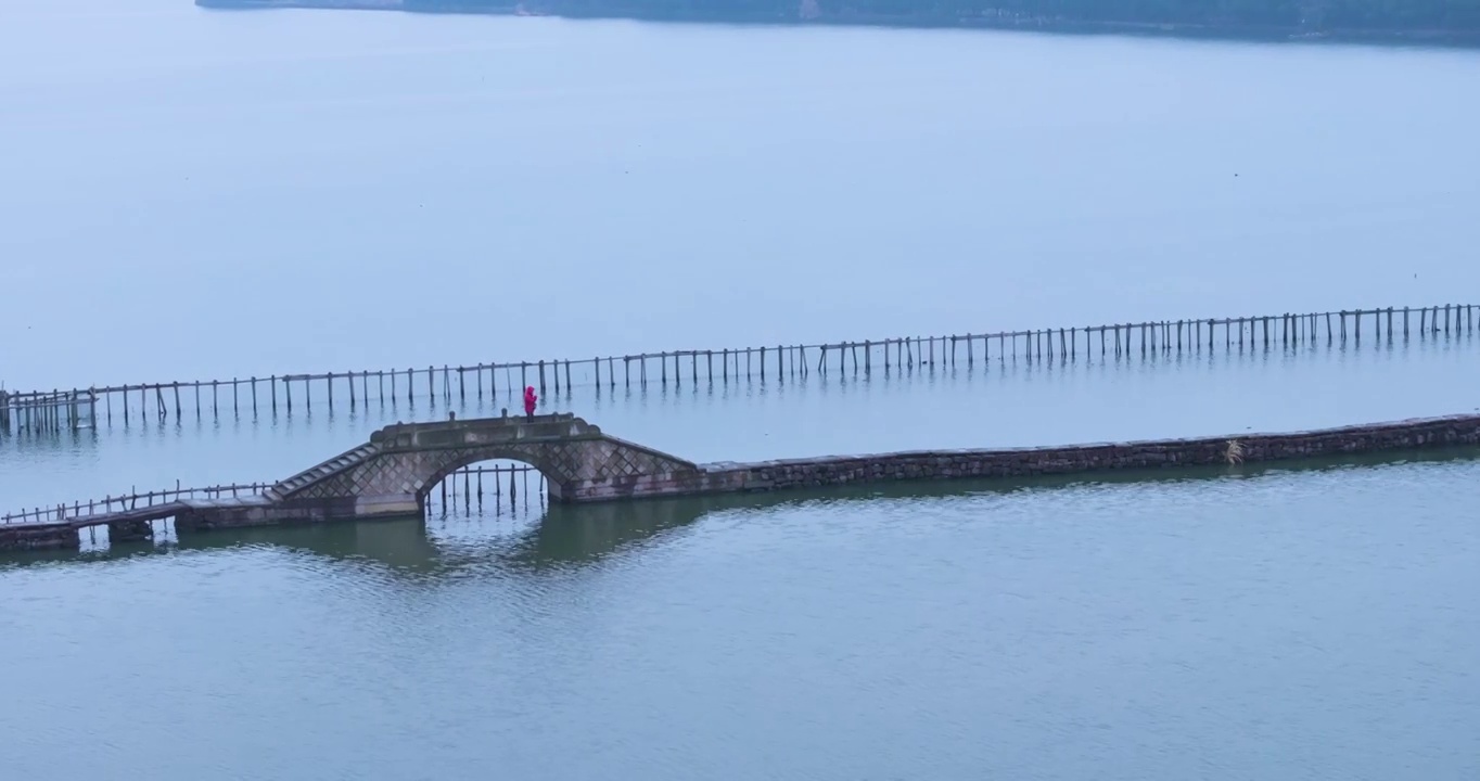 浙江省绍兴犭央犭茶湖古纤道航拍视频素材