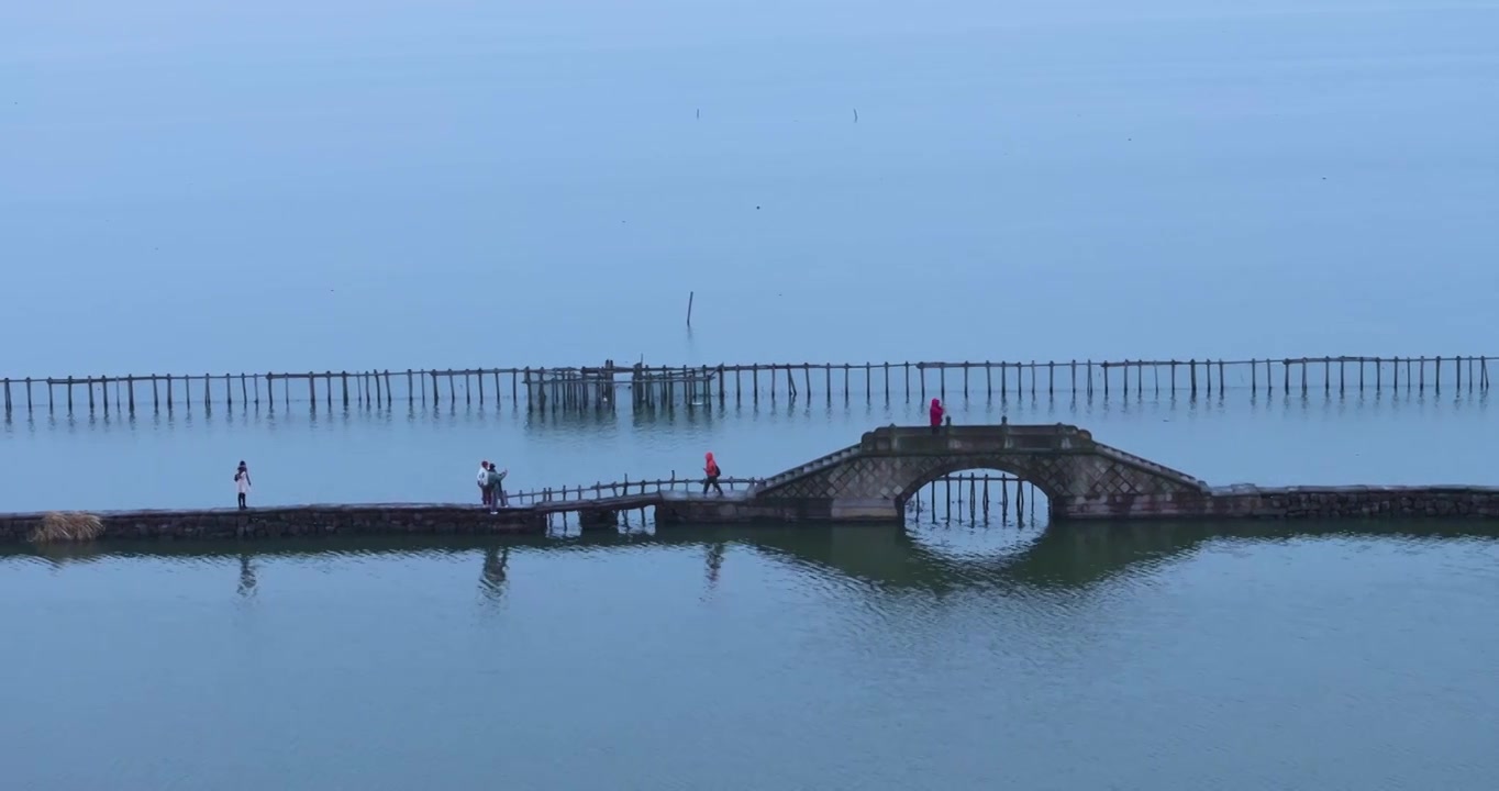 浙江省绍兴犭央犭茶湖古纤道航拍视频素材