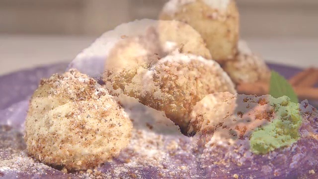 梅子饺子撒糖粉视频素材