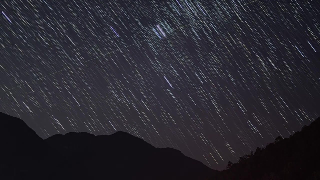 高山大山夜晚星空星轨星星银河延时摄影视频素材