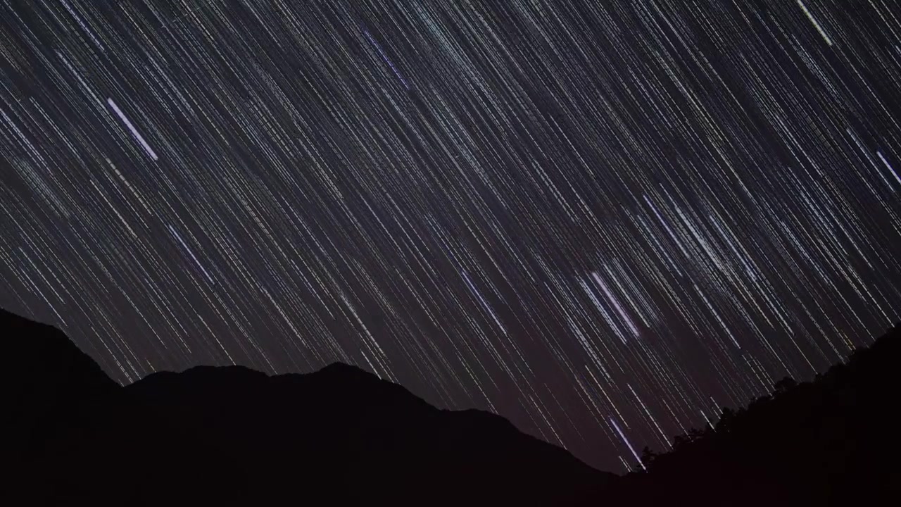 高山大山夜晚星空星轨星星银河延时摄影视频素材