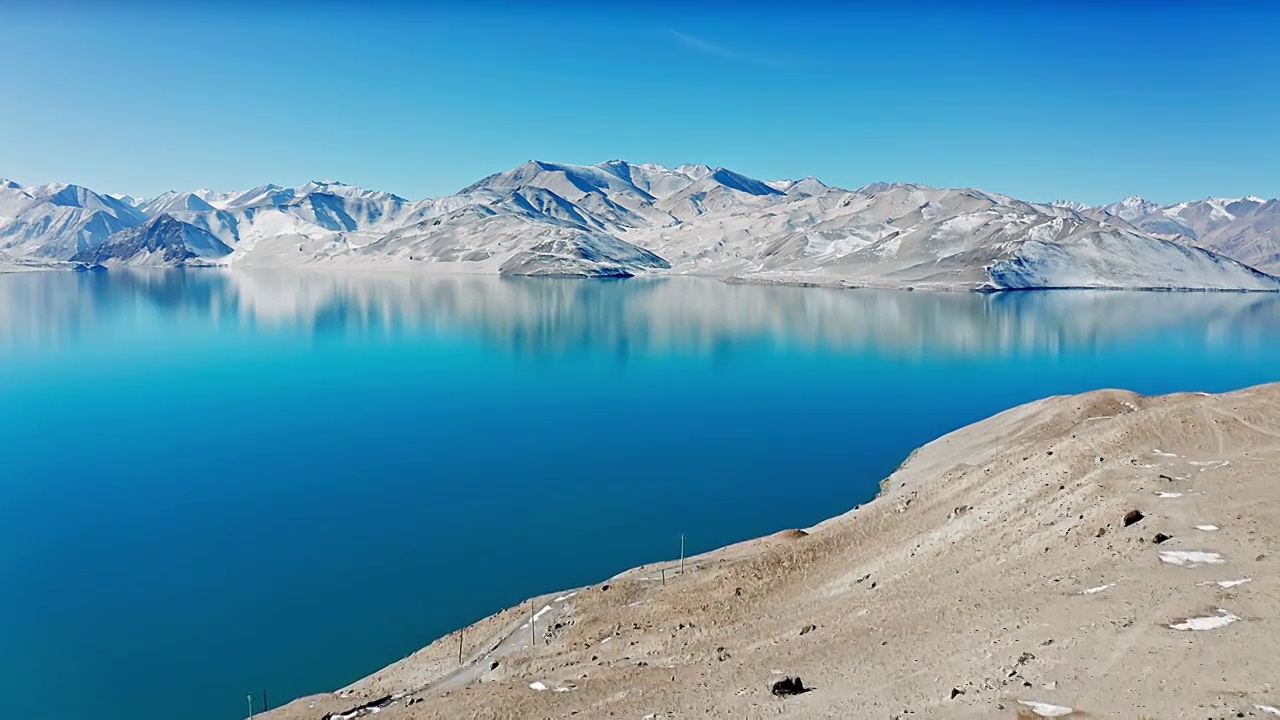 航拍雪后中国新疆克州阿克陶帕米尔高原白沙湖白沙山倒影视频素材