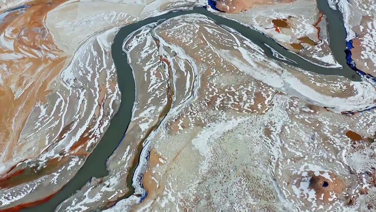 航拍冬季雪后中国新疆克州阿克陶木吉火山口与木吉河视频素材