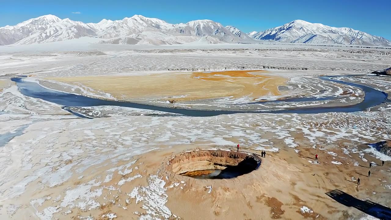 航拍冬季雪后中国新疆克州阿克陶木吉火山口与木吉河视频素材