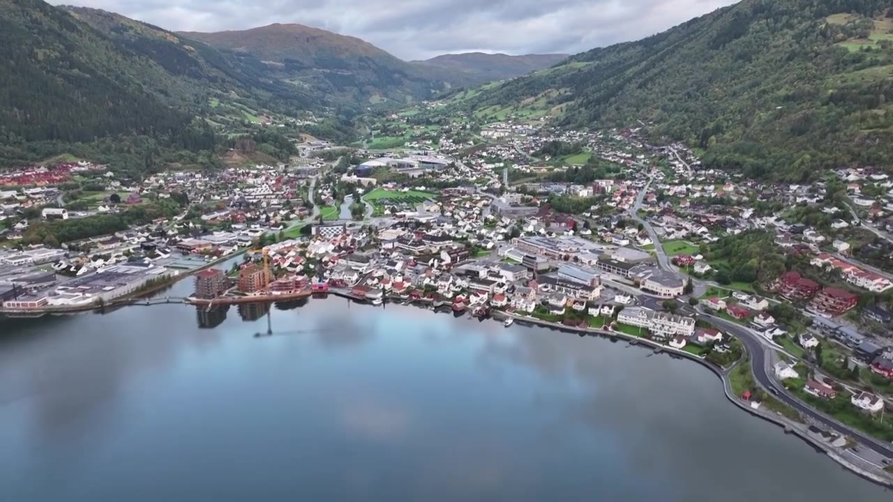 北欧挪威，松恩-菲尤拉讷郡——松达尔Sogndal（Sogndalsfjøra）小镇航拍视频素材