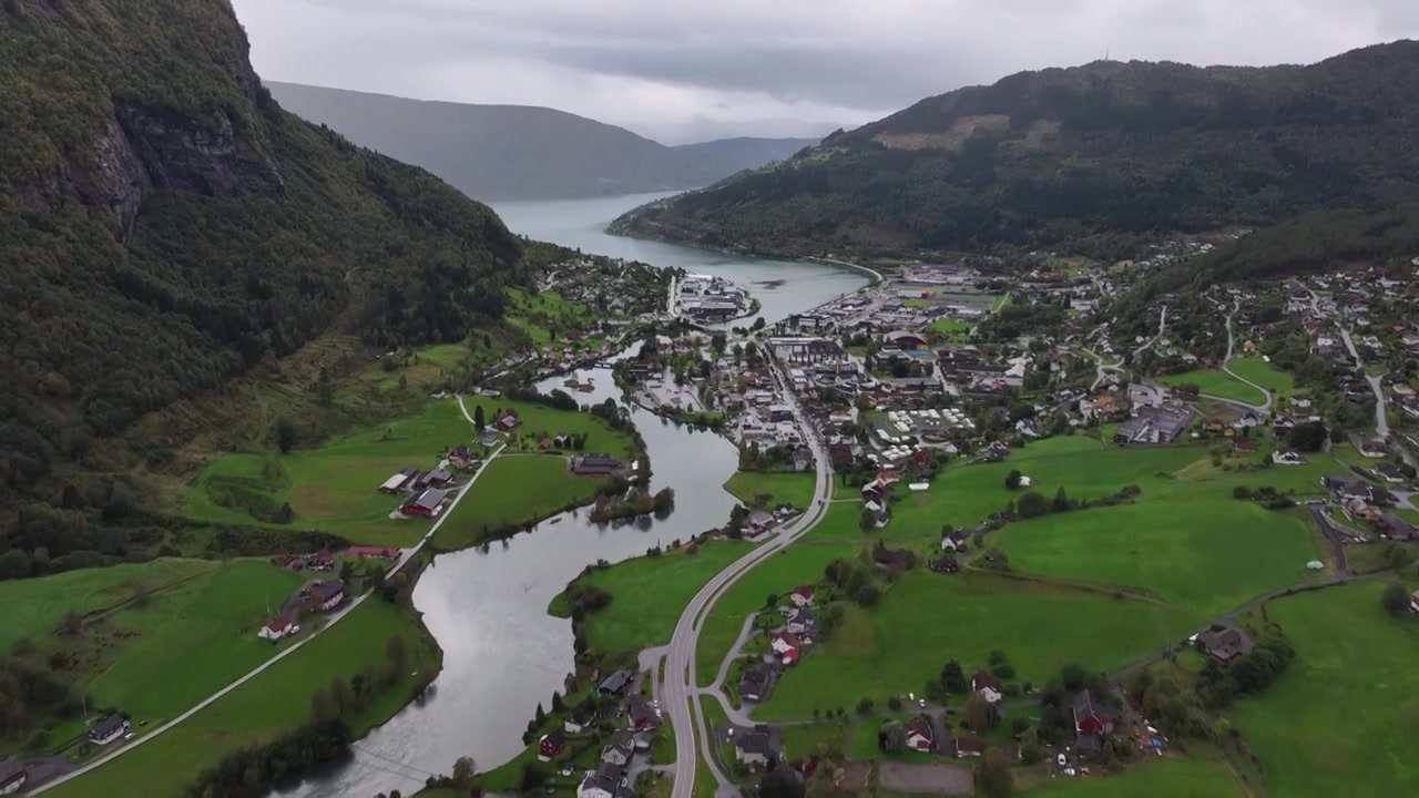 北欧挪威，松恩-菲尤拉讷郡（因维克）Innvikfjorden——斯特林小镇Stryn航拍视频素材