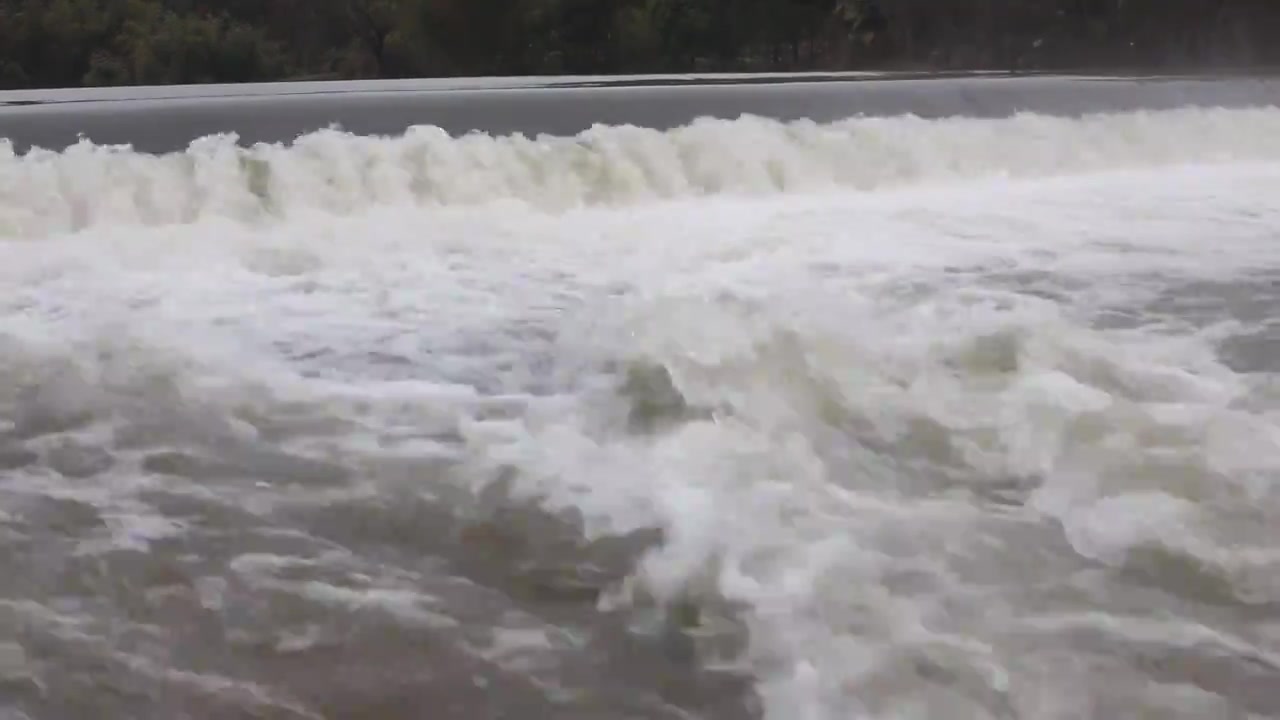 雨后上涨的河水视频素材